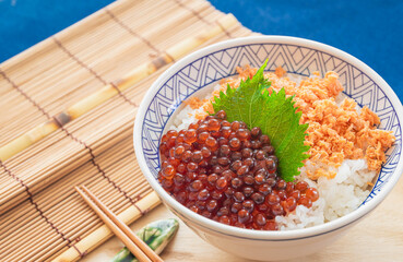 鮭ほぐしとイクラの醤油漬け丼