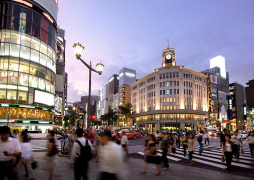 人々で賑わう薄暮の銀座通り,Ginza Tokyo