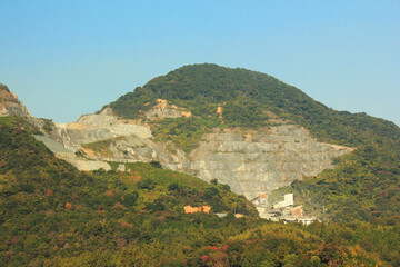 Fototapeta na wymiar 岩石の山の風景