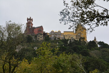 Fototapeta na wymiar Hermoso castillo a lo lejos. 