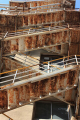 錆びた非常階段の鉄骨