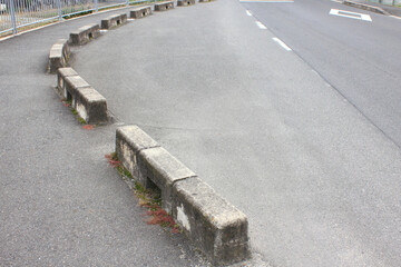 道路と歩道のカーブした縁石