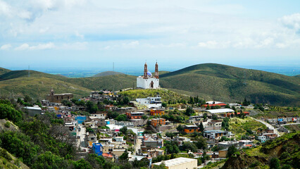 Church on a hill in a mexican town, towns of mexico, zacatecas mexico  - obrazy, fototapety, plakaty