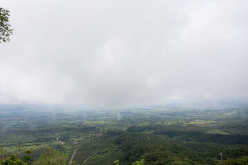 Amanecer en la sierra de quila jalisco con neblina 