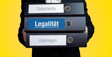 Legalität. Anwalt trägt einen Stapel Ordner. 3 Aktenordner mit Text-Beschriftung. Hintergrund...