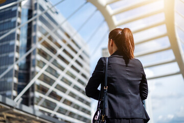 Fototapeta premium business woman with arms crossed in city