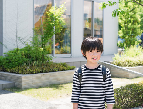 ランドセルを背負った小学生の男の子