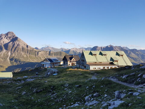 Mindelheimer H&uuml;tte - eine Alpenh&uuml;tte in den Bergen mit blauem Himmel