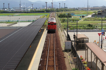 Naklejka premium ゆっくりとホームに入ってくるレトロな電車