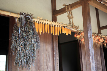 軒先につるされた農作物軒先につるされた農作物