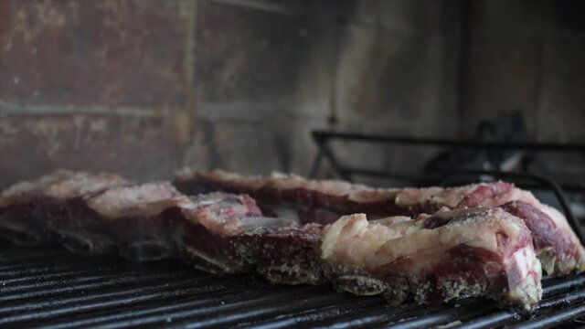 asado de tira asado a la parrilla con brasas calientes jugosa comida tipica y tradicional argentina cordoba