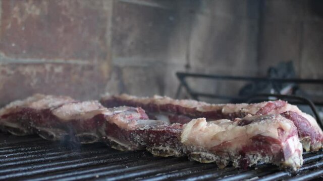 asado de tira de vaca asada a al parrilla con brasas comida tipica y tradicional argentina cordoba 