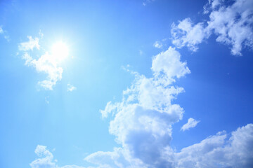 Fototapeta na wymiar 青空の雲と太陽