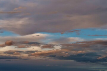 Bewölkter Abendhimmel