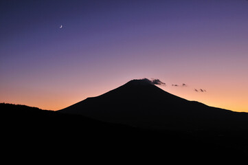 三日月と富士