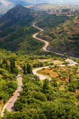 Bergstraße mit Zypressen über das Hochland der griechischen Insel Kythira © Klaus Heidemann