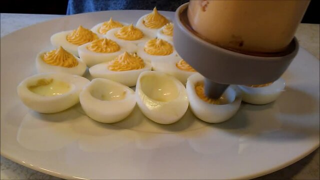 Stuffing deviled eggs