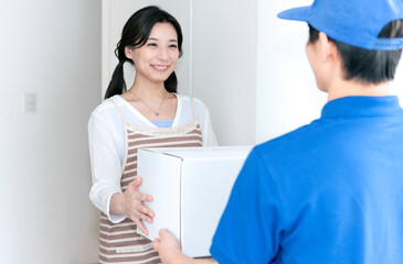 Obraz premium 宅配物を受け取る女性