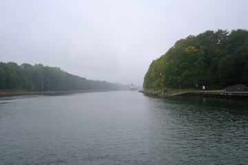 Obraz premium Nebel zieht auf dem Nord-Ostsee-Kanal auf