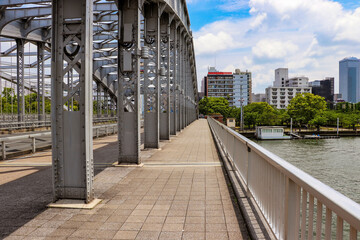 大阪・大川にかかる銀橋の歩道