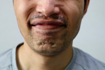 笑顔の髭の男性のクローズアップ