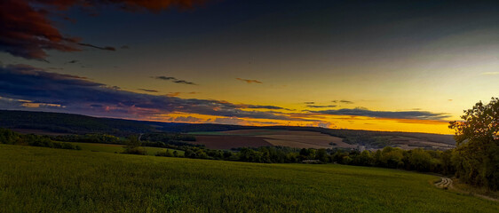 Coucher de soleil sur la vallée, bourgogne 