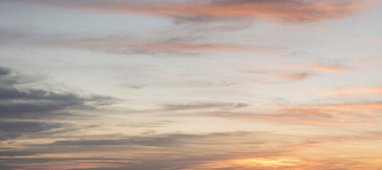 Naklejka premium Dramatic colorful sky with afterglow and illuminated clouds
