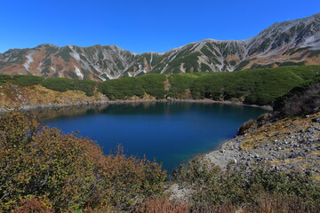 カルデラ湖と山脈の風景