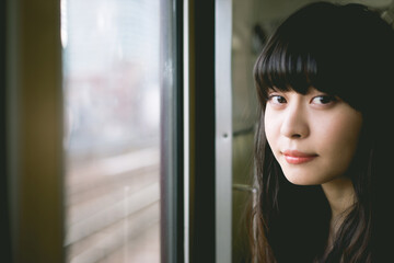 電車の中　こちらを見ている女性