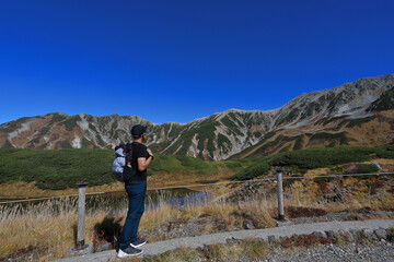 Naklejka premium 登山道を歩く旅行者