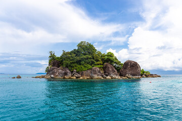 Obraz premium A small island in the middle of the sea for snorkeling at Koh Chang, Thailand.