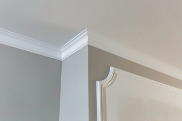 Detail of corner ceiling with intricate crown molding. - obrazy, fototapety, plakaty