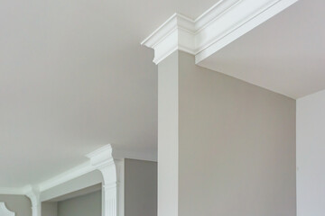 Detail of corner ceiling with intricate crown molding. - obrazy, fototapety, plakaty