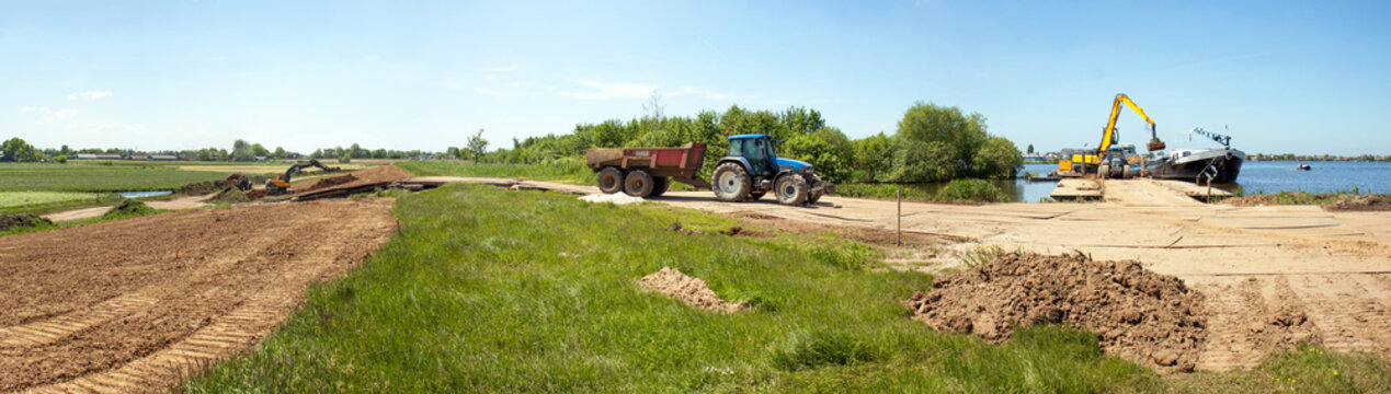 Dike reenforcement by applying a layer of clay; clay is transported from a transportship to the reenfiorcement site by a tracktor.