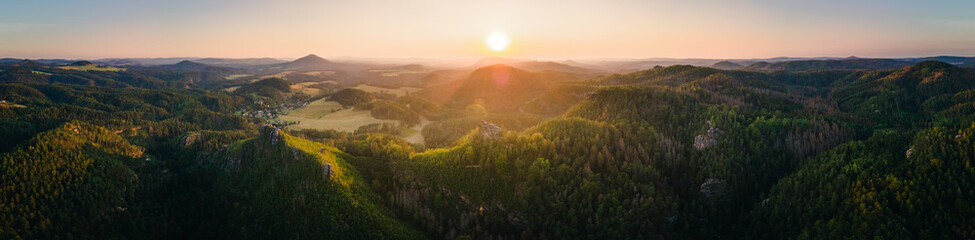 Panorama von Sonnenuntergang in Landschaft mit Hügeln, Wald und Tälern im Elbsandsteingebirge,...