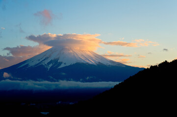 暮れ行く富士山