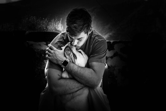 Retrato de un hombre abrazando a su perro