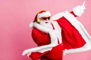 Photo crazy funky cool bearded santa claus enjoy listen headphone stereo x-mas christmas music...