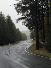 Regennasse Fahrbahn