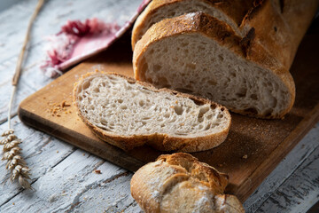 
Fresh white sliced ​​bread on a cutting board
