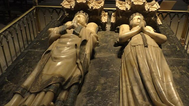 the alabaster tomb of Carlos III and his wife Leonor of Trast&aacute;mara at the cathedral in Pamplona, Spain