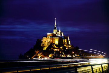 Monte Saint Michel de noche con estelas de luz