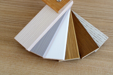 échantillon de couleur en bois : choisir le matériau en bois, blanc, gris, chêne, cérusé....