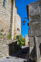 Saint-Mitre-les-Remparts, village médiéval des Bouches-du-Rhône en région Occitanie.	
