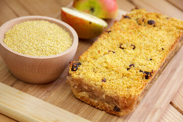 Millet apple pie with raisins