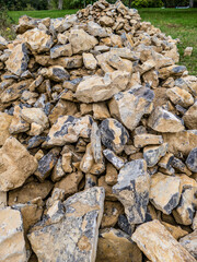 Ein Haufen voller Kalksteine