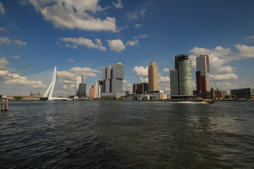Fototapeta na wymiar Imposante Moderne Skyline in Rotterdam; Blick auf die Uferfront am Kop van Zuid mit Erasmusbrücke