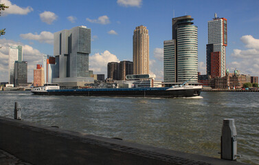 Fototapeta na wymiar Maasufer in Rotterdam