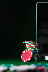 Play online poker with laptop