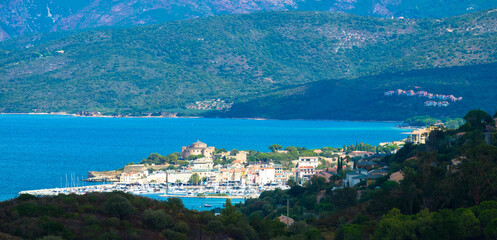 Fototapeta premium Luftaufnahme des Dorfes Saint Florent, Korsika. Hafenboote und Häuser. Saint-Florent oder San Fiurenzu auf korsisch ist eine Gemeinde im französischen Departement der Region Haute-Corse auf Korsika.
